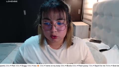 Snapshot of yini_angel07 chatting on 03-12-26, 04:18 hii i am yini online show from 03-12-26, 04:18