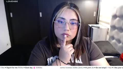 Snapshot of yini_angel07 chatting on 05-07-26, 01:11 hii i am yini online show from 05-07-26, 01:11