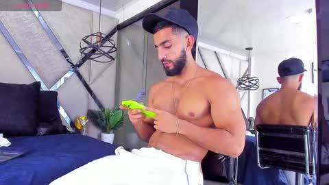 Yiyo online show from 12-14-25, 05:02