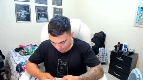 Snapshot of yker18 chatting on 12-24-24, 03:49 yker online show from 12-24-24, 03:49