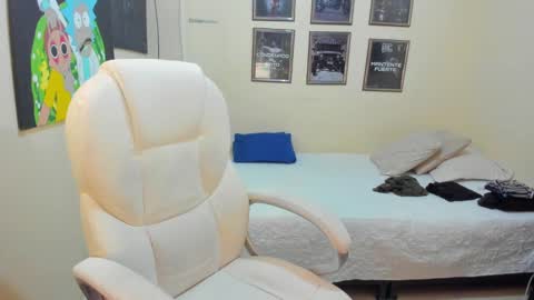 Snapshot of yker18 chatting on 01-04-25, 11:27 yker online show from 01-04-25, 11:27