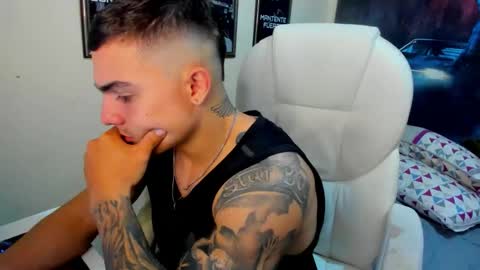 Snapshot of yker18 chatting on 10-18-25, 02:14 yker online show from 10-18-25, 02:14