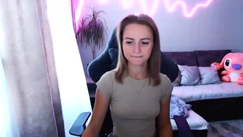 Snapshot of youdreamm chatting on 07-17-26, 06:42 Bella online show from 07-17-26, 06:42