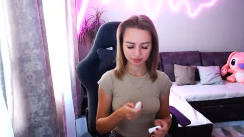 Snapshot of youdreamm chatting on 07-18-26, 06:28 Bella online show from 07-18-26, 06:28