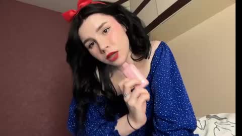 Snapshot of your_tender_doll chatting on 06-28-26, 04:35 Alice online show from 06-28-26, 04:35