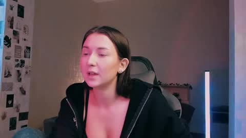 Snapshot of yourcandymint chatting on 11-04-25, 10:03 Alia online show from 11-04-25, 10:03