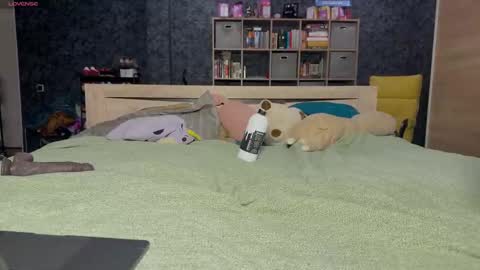 Mia online show from 11-27-25, 03:58