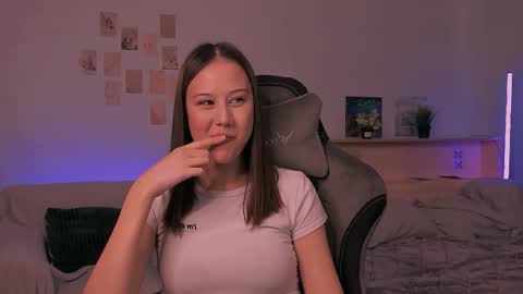 Snapshot of yourlovelystreamer chatting on 10-06-25, 11:51 Nikol online show from 10-06-25, 11:51