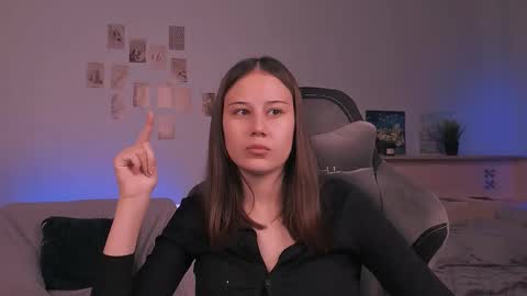 Snapshot of yourlovelystreamer chatting on 10-12-25, 08:35 Nikol online show from 10-12-25, 08:35