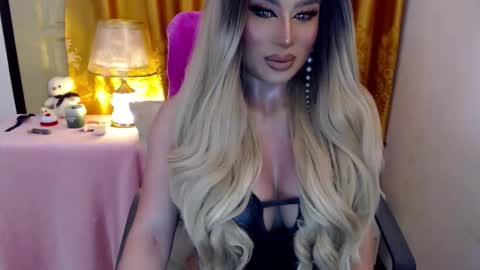 Snapshot of yourmistressofevil_isback chatting on 06-07-26, 03:27 Adriana Maxwell online show from 06-07-26, 03:27