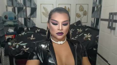 Snapshot of yourtrannyqueenxxx chatting on 09-12-25, 10:21 Anastacia Grey online show from 09-12-25, 10:21