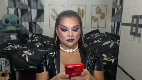 Snapshot of yourtrannyqueenxxx chatting on 09-14-25, 02:00 Anastacia Grey online show from 09-14-25, 02:00