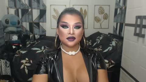Snapshot of yourtrannyqueenxxx chatting on 09-15-25, 11:16 Anastacia Grey online show from 09-15-25, 11:16