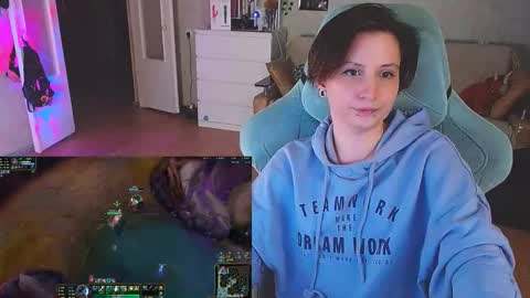 Snapshot of yum_neko_chan chatting on 02-08-25, 08:10 Kris online show from 02-08-25, 08:10