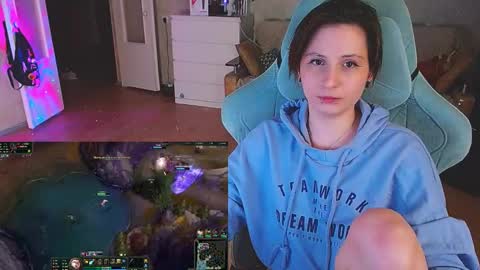 Snapshot of yum_neko_chan chatting on 02-13-25, 08:24 Kris online show from 02-13-25, 08:24