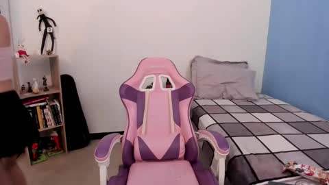 Yuna online show from 12-22-24, 04:27