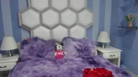 Snapshot of yvi_taylor chatting on 06-05-26, 12:22 yvi online show from 06-05-26, 12:22