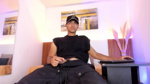 Snapshot of zander_2120 chatting on 05-06-26, 01:05 Zander online show from 05-06-26, 01:05