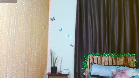 Snapshot of zara_lae chatting on 12-18-24, 02:53 nicky online show from 12-18-24, 02:53