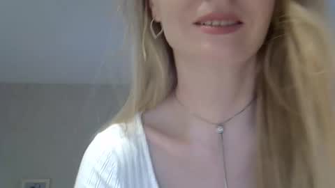 Snapshot of zarinaswift chatting on 05-14-26, 04:52 Zarina Swift online show from 05-14-26, 04:52