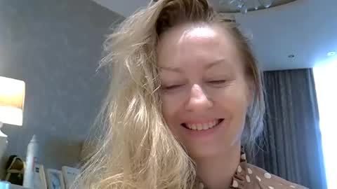 Snapshot of zarinaswift chatting on 05-22-26, 04:19 Zarina Swift online show from 05-22-26, 04:19