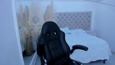 Snapshot of zarinawynne chatting on 12-14-25, 07:40 Zarina Waynne online show from 12-14-25, 07:40