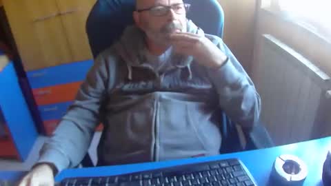 Snapshot of zeus58100 chatting on 10-28-25, 10:41 zeus58100 online show from 10-28-25, 10:41