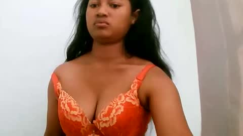 Snapshot of zina479102 chatting on 05-26-26, 05:47 elly online show from 05-26-26, 05:47