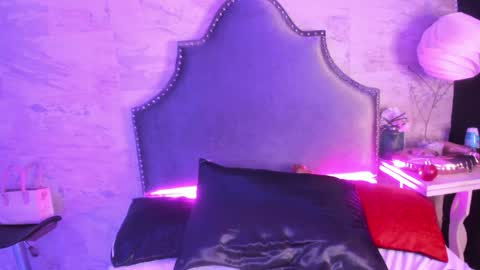 Snapshot of zoe_kravitx chatting on 12-20-24, 10:38 CAMILA online show from 12-20-24, 10:38