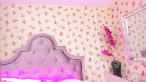 Snapshot of zoe_kravitx chatting on 12-24-24, 08:44 CAMILA online show from 12-24-24, 08:44