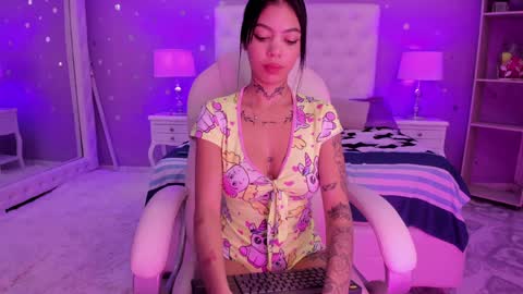 Snapshot of zoe_kravitx chatting on 01-27-25, 04:01 CAMILA online show from 01-27-25, 04:01