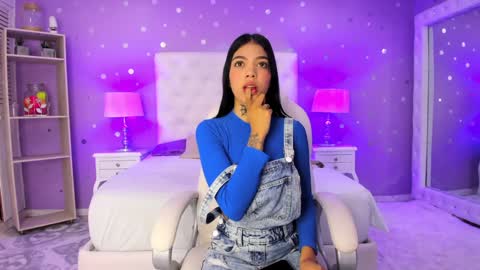 Snapshot of zoe_kravitx chatting on 02-04-25, 03:44 CAMILA online show from 02-04-25, 03:44