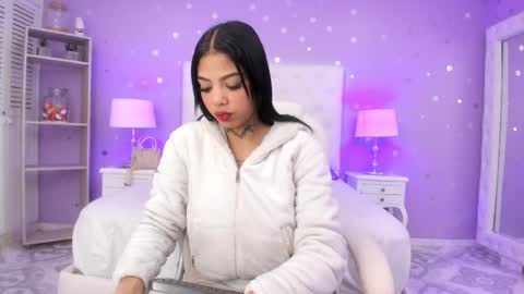 Snapshot of zoe_kravitx chatting on 02-20-25, 06:06 CAMILA online show from 02-20-25, 06:06