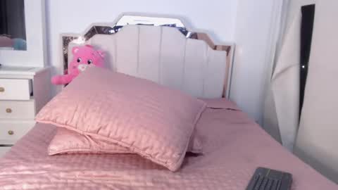 Snapshot of zoe_kravitx chatting on 09-25-25, 12:14 CAMILA online show from 09-25-25, 12:14