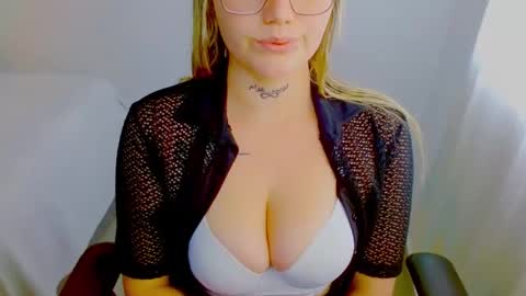 Snapshot of zoe_sexy69 chatting on 09-17-25, 05:47 ZOE online show from 09-17-25, 05:47