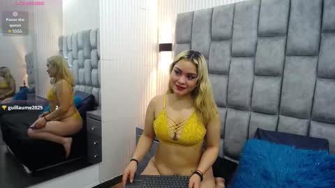 Snapshot of zoe_silver1 chatting on 10-15-25, 12:16 Zoe online show from 10-15-25, 12:16