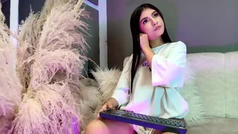 Snapshot of zoee_8 chatting on 05-25-26, 03:18 ZOE online show from 05-25-26, 03:18
