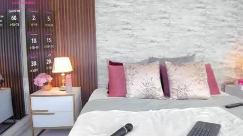 zoehiltonx online show from 05-09-26, 02:00