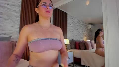zoehiltonx online show from 05-30-26, 01:30
