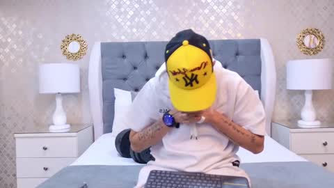 Zoe Krug online show from 11-06-25, 11:44