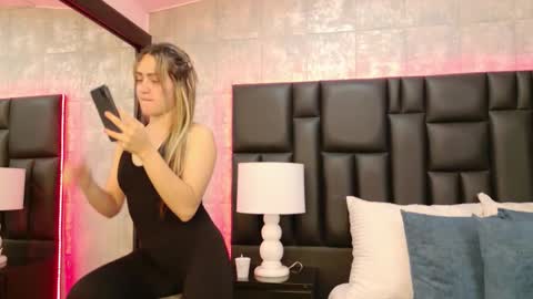 Snapshot of zoewilliis chatting on 09-28-25, 11:59 ZoeWilliis online show from 09-28-25, 11:59