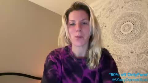 Snapshot of zoeydanner chatting on 01-28-25, 09:30 Zoeydanner online show from 01-28-25, 09:30