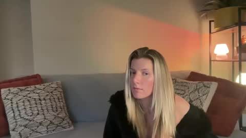 Snapshot of zoeydanner chatting on 02-12-26, 11:33 Zoeydanner online show from 02-12-26, 11:33