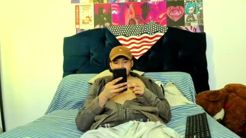 Snapshot of zoren33 chatting on 07-25-26, 01:04 zoren33 online show from 07-25-26, 01:04