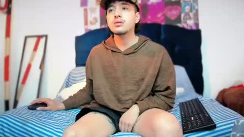 Snapshot of zoren33 chatting on 07-31-26, 02:22 zoren33 online show from 07-31-26, 02:22