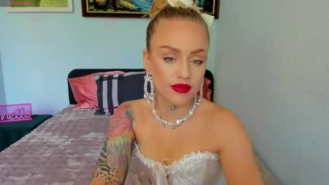 Snapshot of zorynvaal chatting on 05-30-26, 09:39 Mia online show from 05-30-26, 09:39