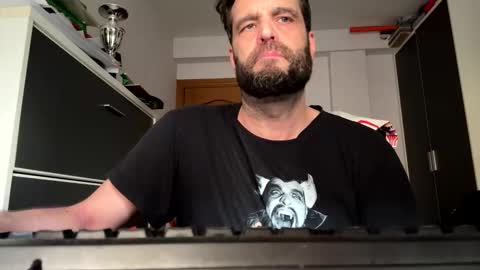 Snapshot of zurdineno chatting on 05-31-26, 06:09 zurdineno online show from 05-31-26, 06:09