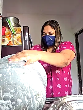 Snapshot of MOM-SUN-COUPLE chatting on 09-26-25, 09:35 MOM-SUN-COUPLE online show from 09-26-25, 09:35