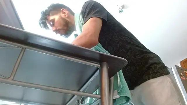 Snapshot of JohanyLatino chatting on 02-21-25, 01:00 JohanyLatino online show from 02-21-25, 01:00