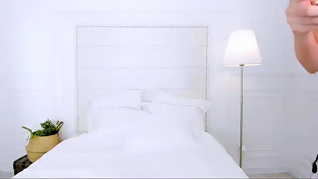 NaomiYuu online show from 04-18-26, 01:53